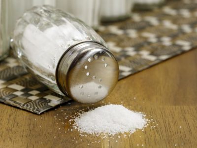 Upotreba soli – da li slanik treba potpuno ukloniti sa stola?