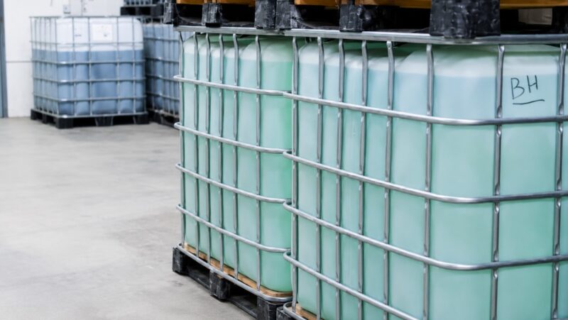 HDPE plastični rezervoari za skladištenje vode i hemikalija u industrijskom magacinu